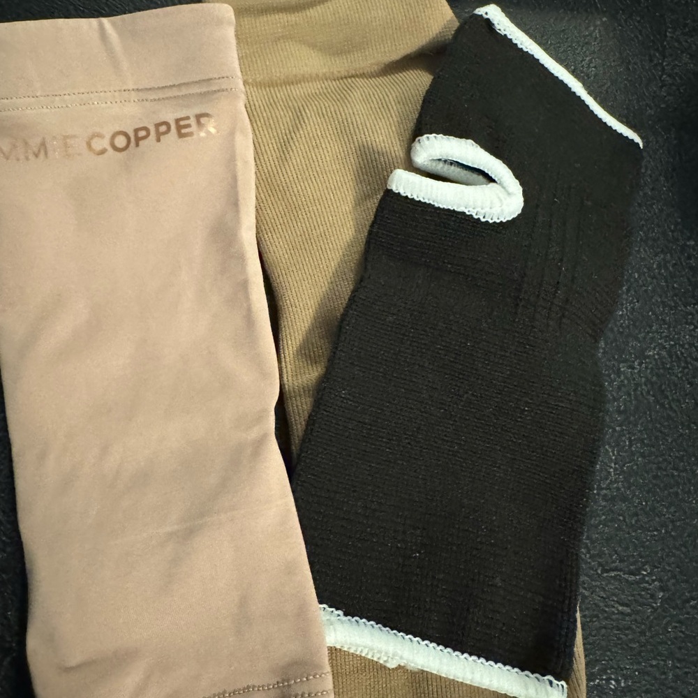 Tommie Copper Compression Sleeves + 2 Additional Compression Sleeves. Small - Picture 3 of 5
